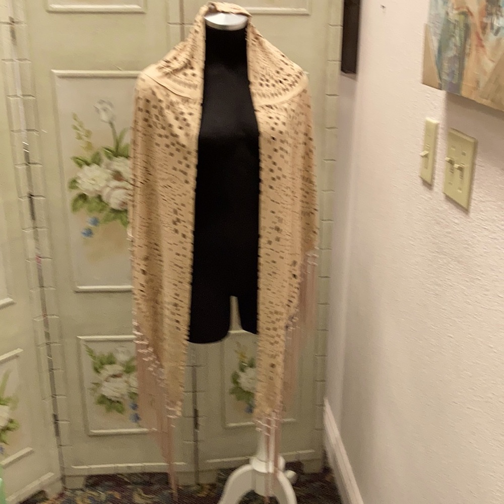 This is a one size 2 chic lux tan wrap